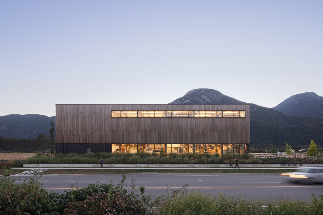 Hemsworth Architecture Kanada'da Sürdürülebilir Masif Ahşap Fabrikası İnşa Etti