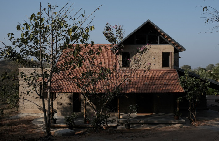 Shoolagiri'de Sürdürülebilir Mimari ve Yaşamın Buluşması