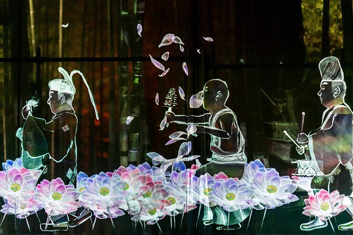 Tarihi Japon Bahçesinde TeamLab Tarafından Tasarlanan Sergi