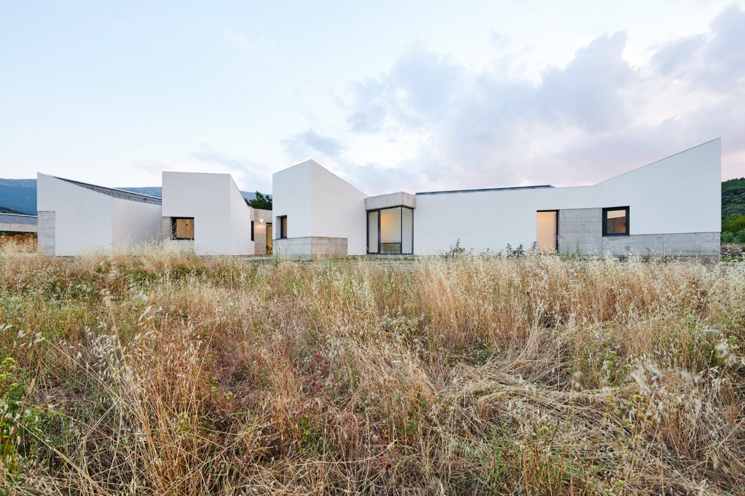 Avlularla Çevrili Bir Konut Villa EA