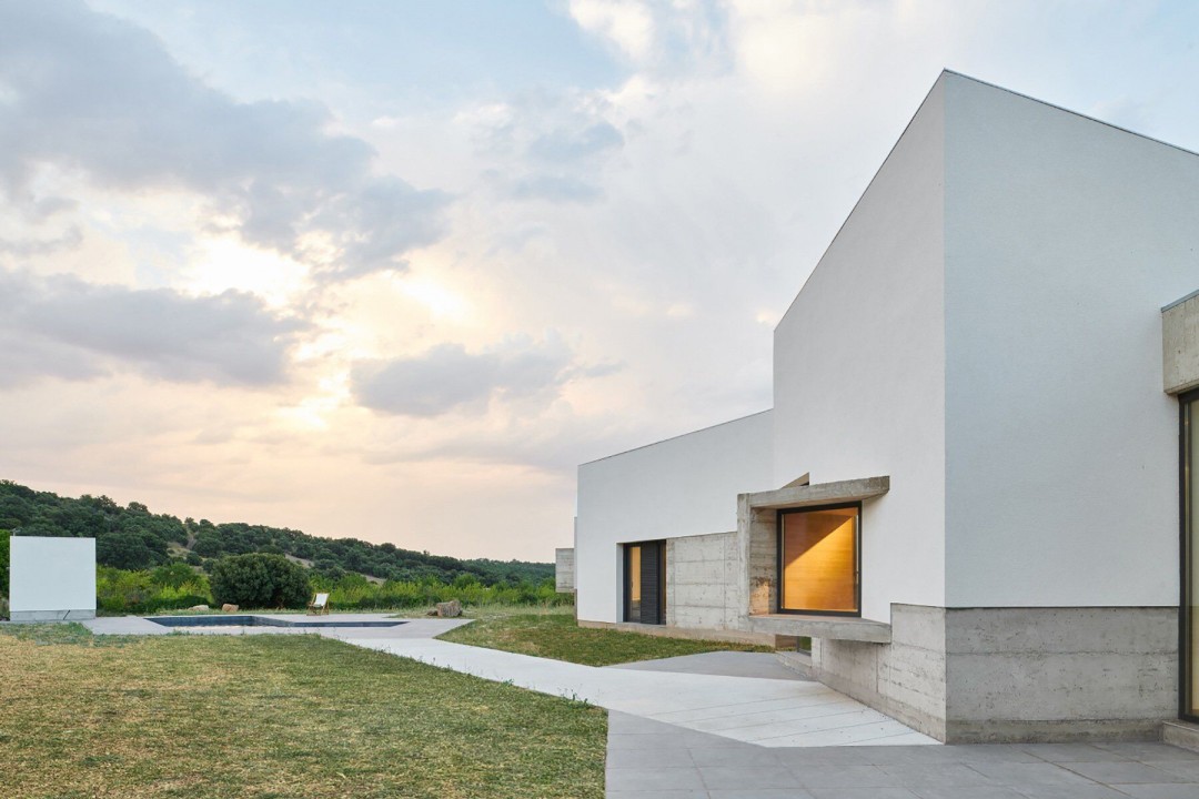 Avlularla Çevrili Bir Konut Villa EA