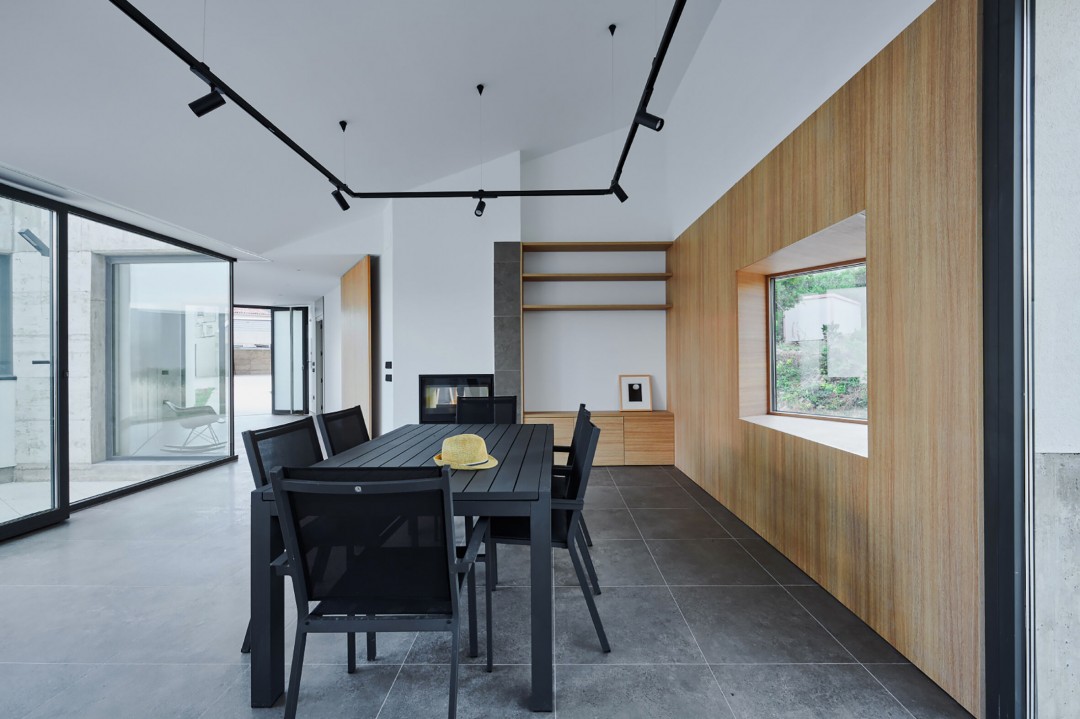 Avlularla Çevrili Bir Konut Villa EA