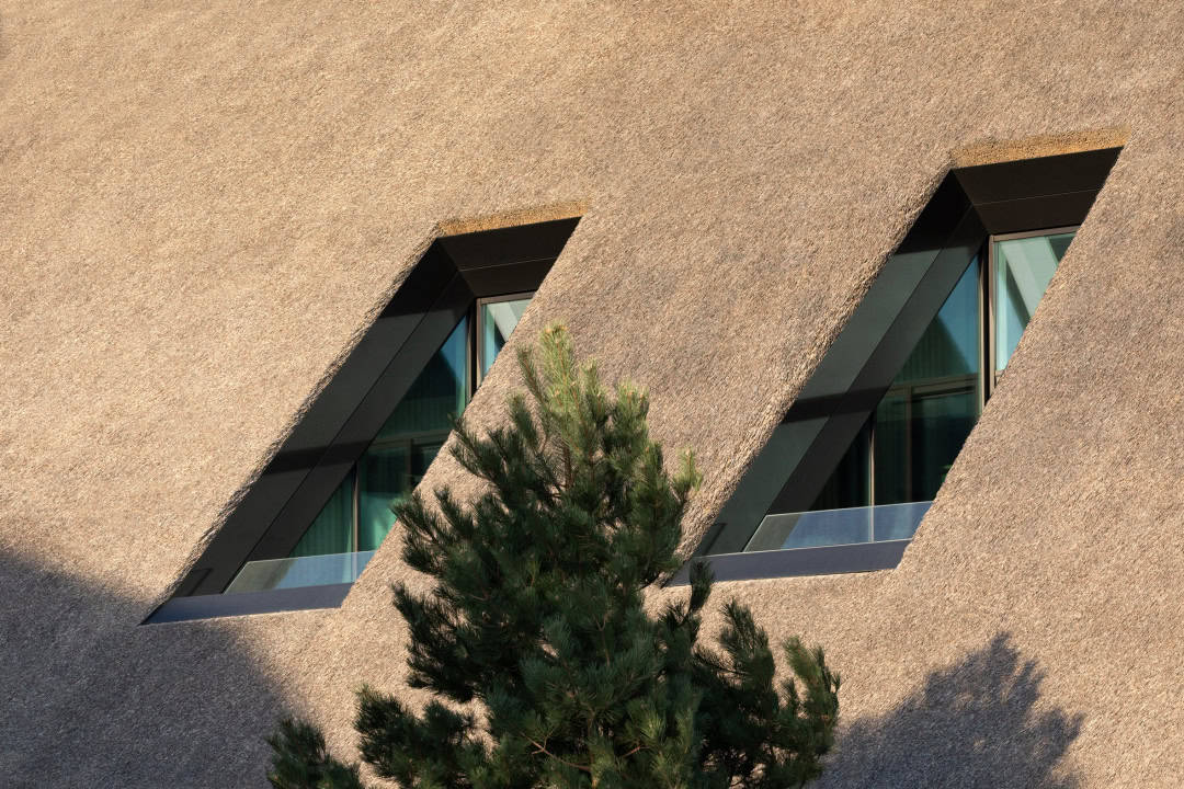 Avrupa'nın En Büyük Sazdan Çatılı Sürdürülebilir Ada Sağlık Merkezi