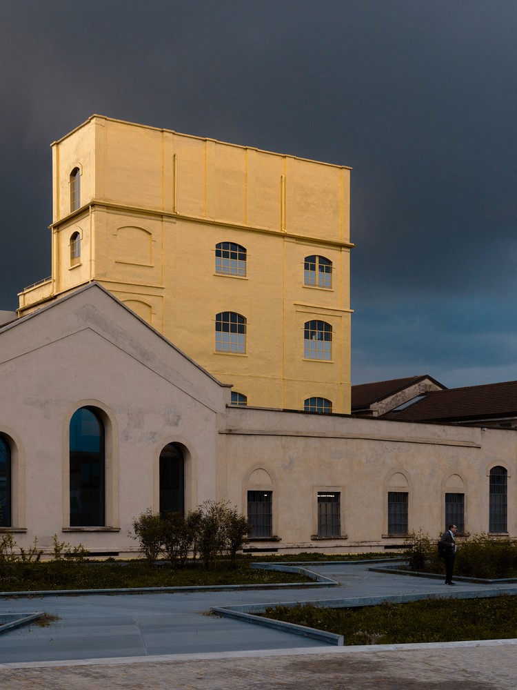 Bahaa Ghoussainy'nin Merceğinden OMA'nın Prada Vakfı