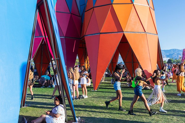 Coachella Renkli Kuleleri