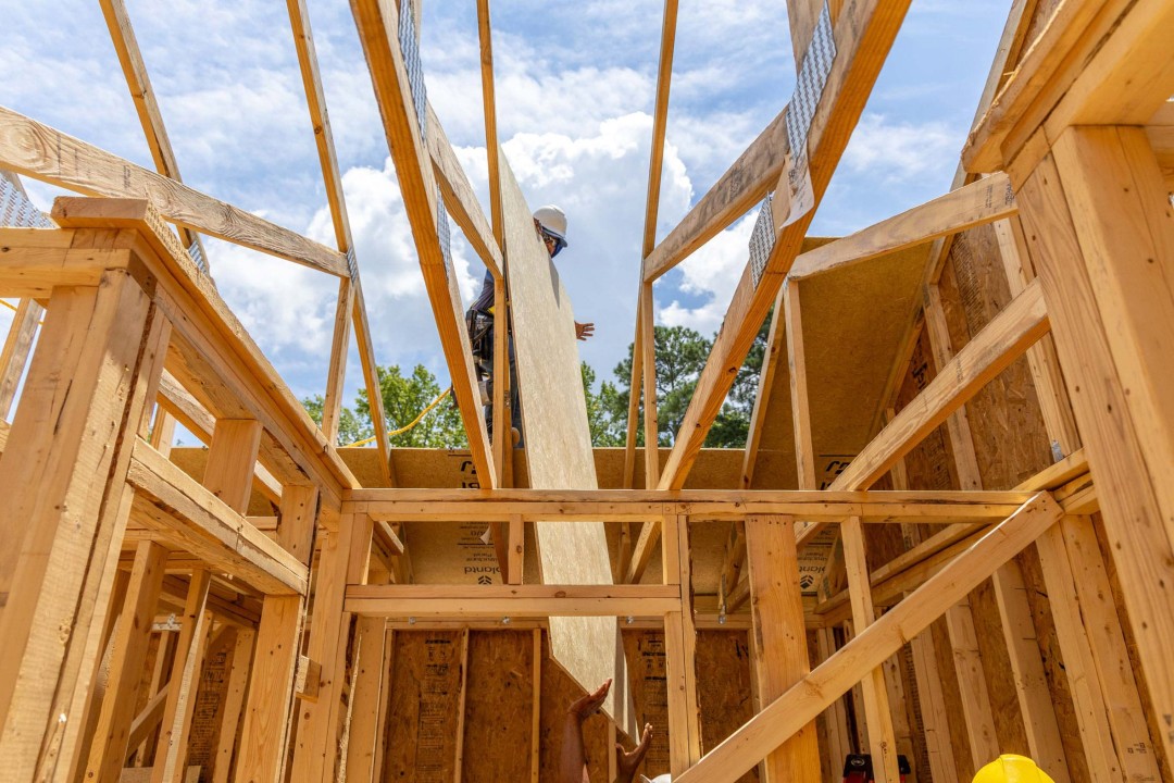 DR Horton'un ve Plantd'in Ot Tabanlı Tavan ve Duvar Panelleri