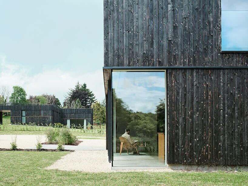 Düşük Enerjili Bir Ofis ve İki Çevre Dostu Konut