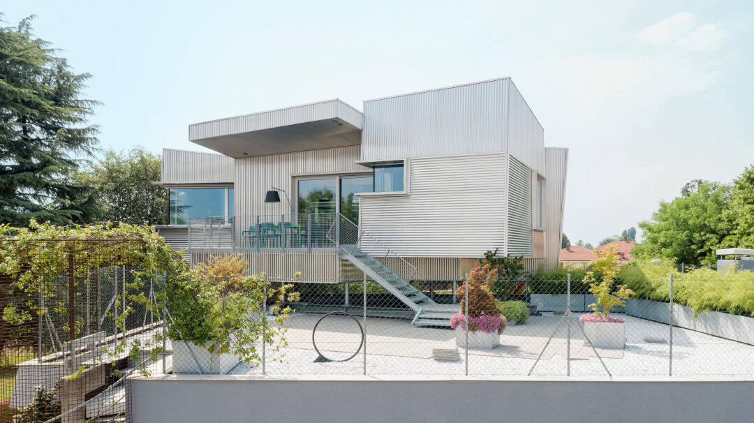 ELASTICOFarm'ın Delikli Konut Genişletmesi