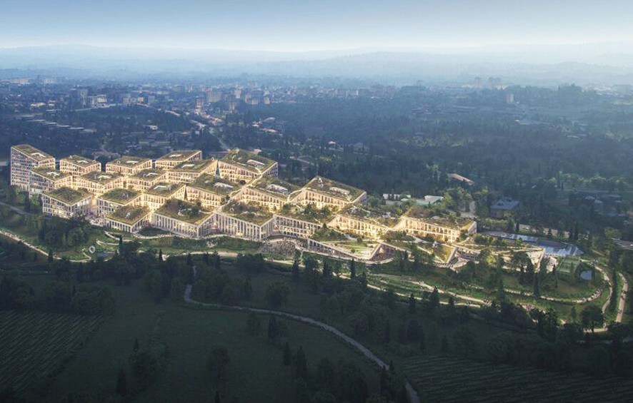 Aydınlatılmış bir köyün havadan görünümü.