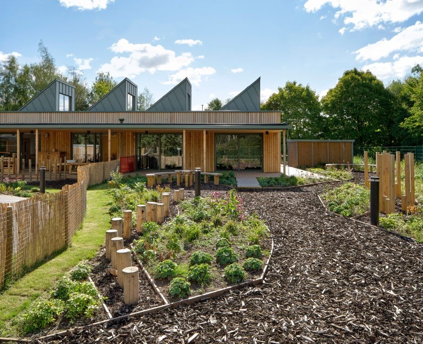 Feilden Clegg Bradley Studios Doğal Malzemelerle Kreş İnşa Etti