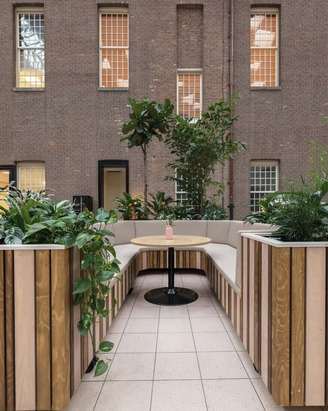 Huzurevi İçin Döngüsel Malzemelerden Kapalı Bir Bahçe Yapıldı