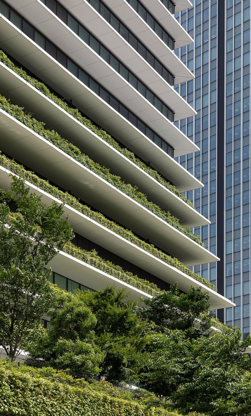 Ingenhoven Architects'in Bitkilerle Kaplı Çift Gökdeleni