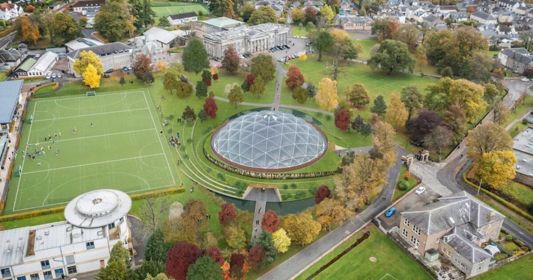 İskoçya'nın İlk Yaşayan Binası İskoçya'nın İlk Yaşayan Binası