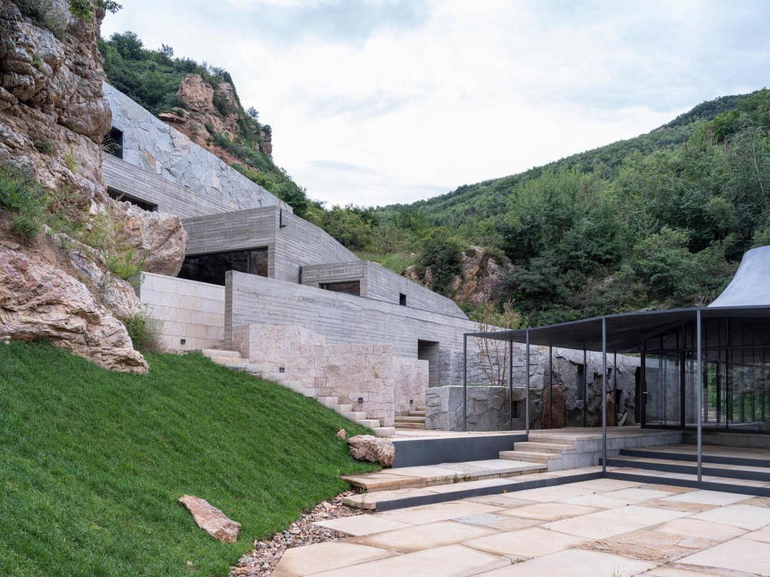 Karbon Fiber Çatılı Bir Manastır