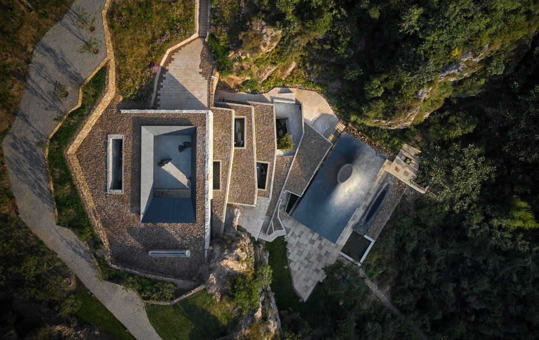 Karbon Fiber Çatılı Bir Manastır