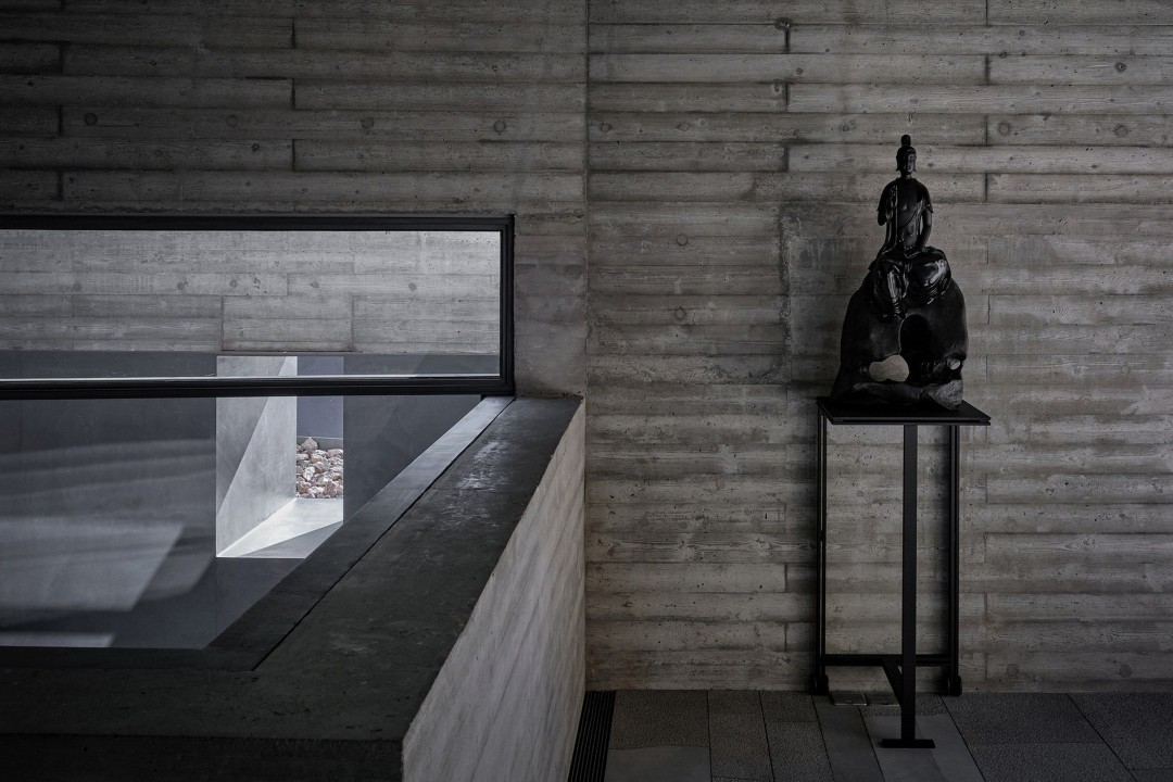 Karbon Fiber Çatılı Bir Manastır