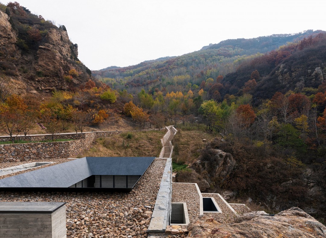 Karbon Fiber Çatılı Bir Manastır