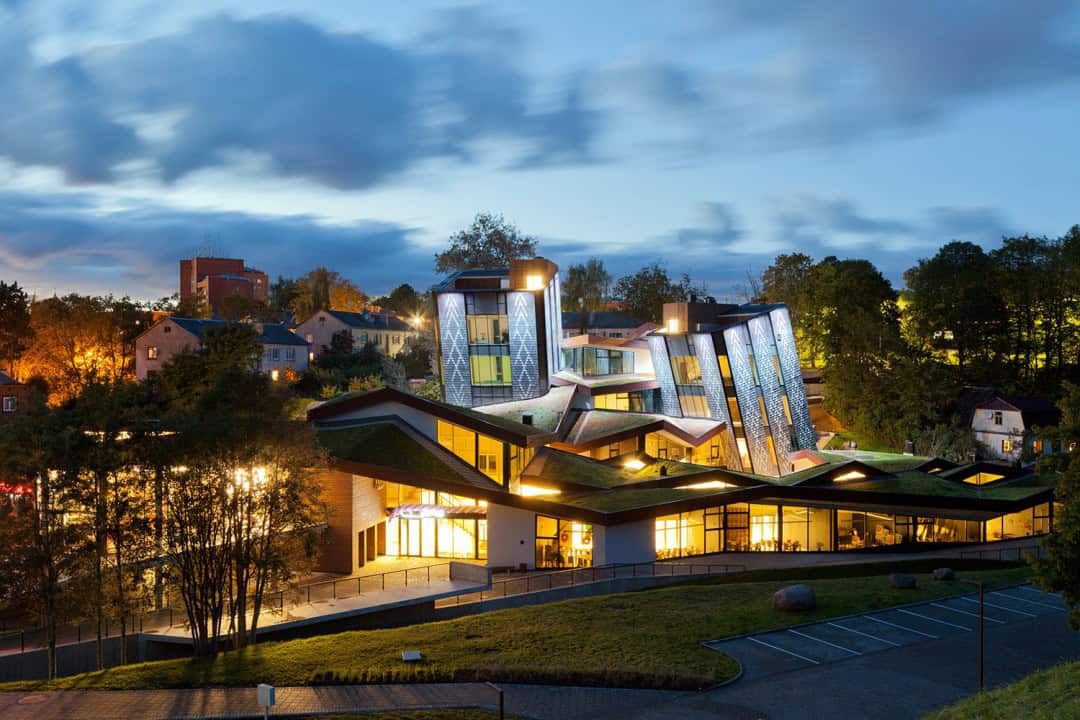 Yeşil Çatının Doğa İle Birleşimi: Sıra Dışı Bir Gençlik Merkezi