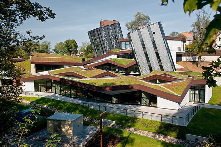 Yeşil Çatının Doğa İle Birleşimi: Sıra Dışı Bir Gençlik Merkezi