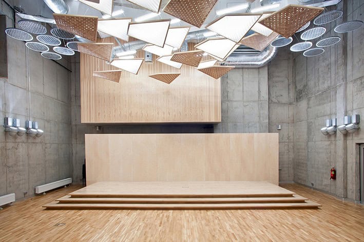 Yeşil Çatının Doğa İle Birleşimi: Sıra Dışı Bir Gençlik Merkezi