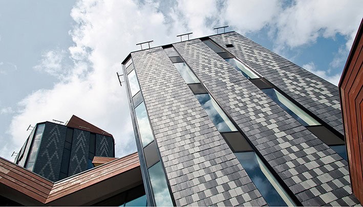 Yeşil Çatının Doğa İle Birleşimi: Sıra Dışı Bir Gençlik Merkezi