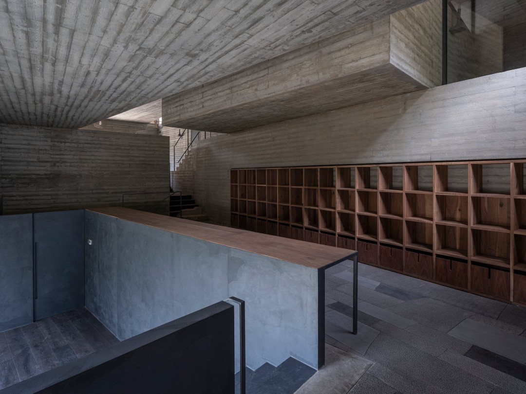 Karbon Fiber Çatılı Bir Manastır