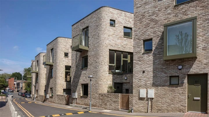 Peter Barber Architects, Yıkmadan Yeniledi ve Yoğunluğunu Artırdı