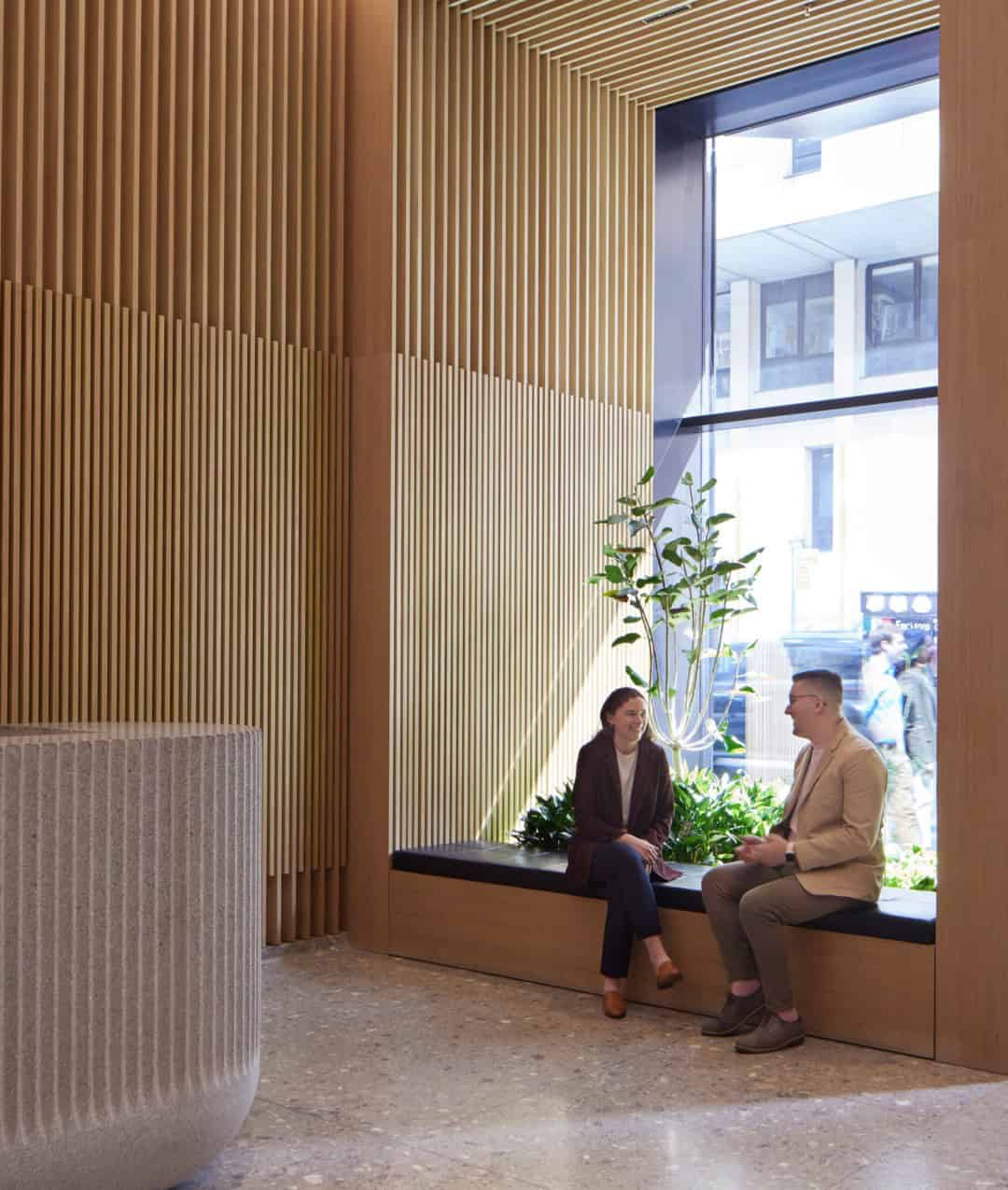 Siyah Terracotta Kaplı Sürdürülebilir Bir Ofis Binası