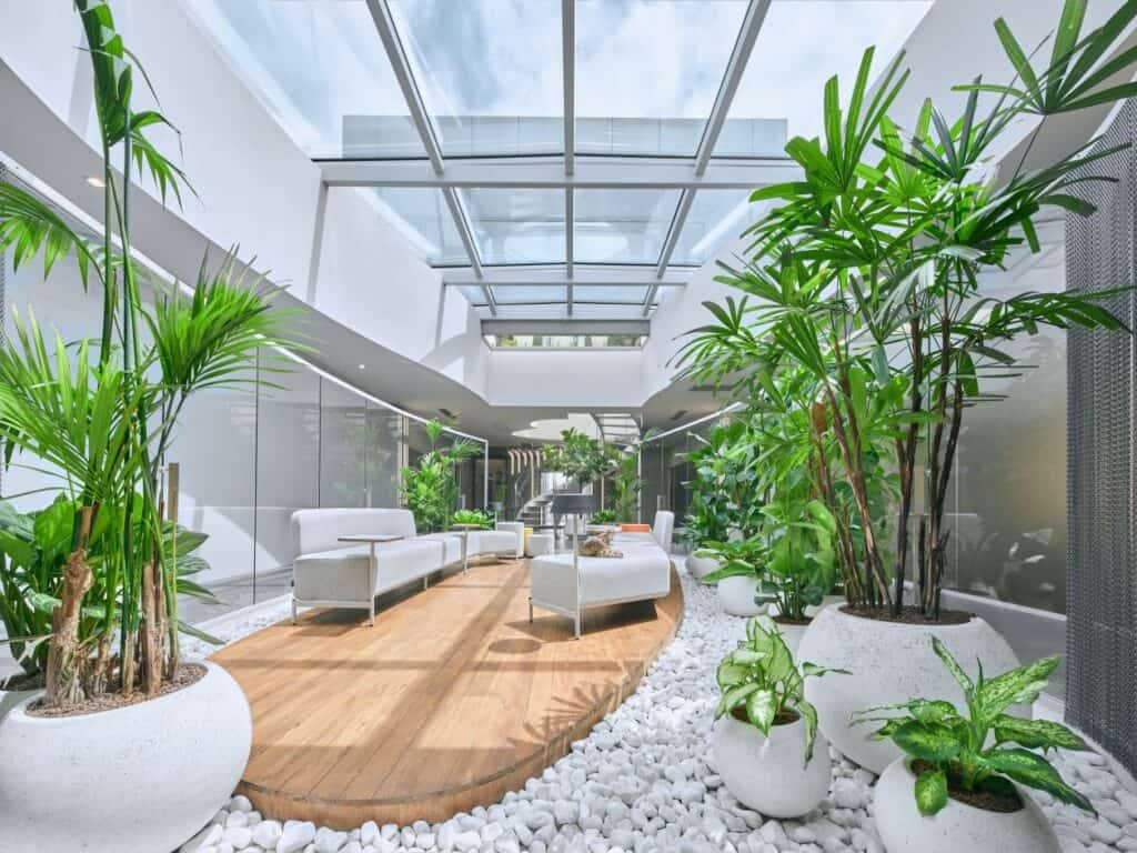 BAB Mimarlık ödüllü tasarımıyla öne çıkıyor, modern ve yeşil iç mekan tasarımıyla dikkat çekiyor.