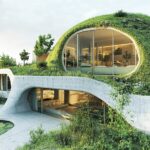 Yeşil çatı ve sürdürülebilir tasarım detaylarıyla modern mimarlık örneği.