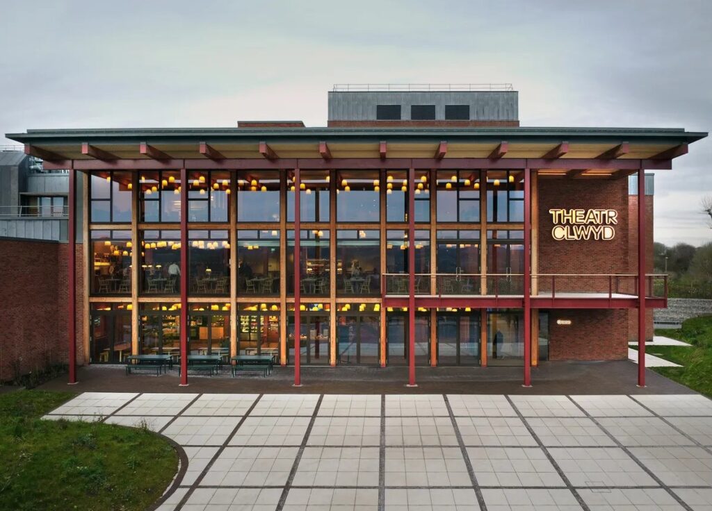 Haworth Tompkins’ten Theatr Clwyd’e Derin Retrofit